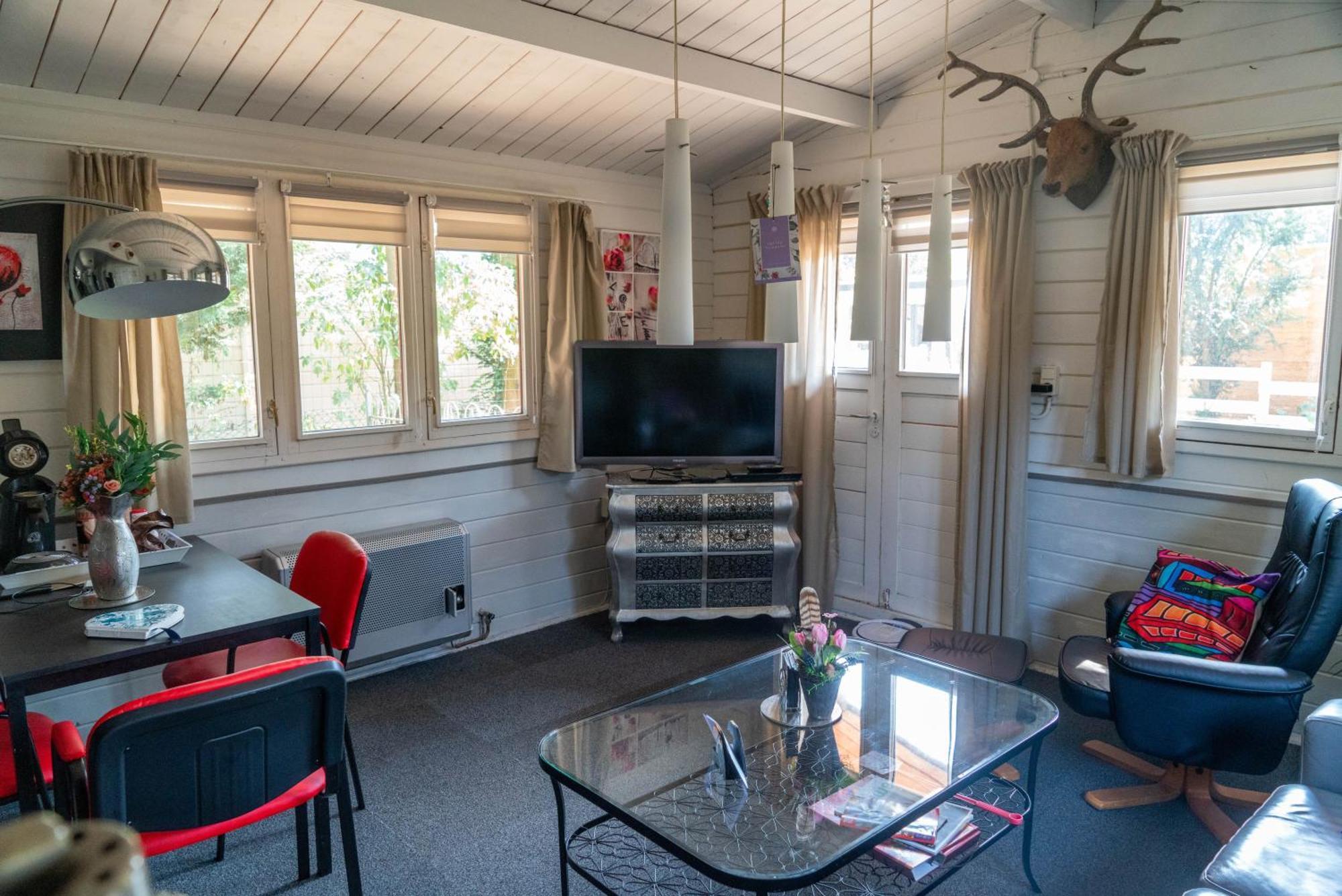 Chalet Op Een Rustig Park In De Natuur プッテン エクステリア 写真